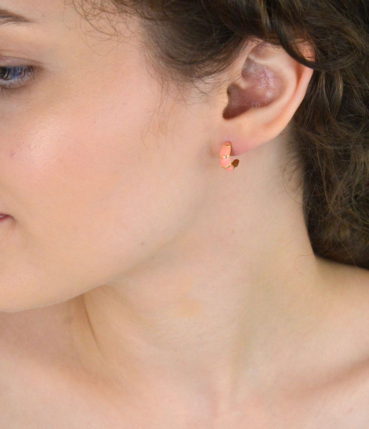 Pozłacane kolczyki srebrne 925 w kształcie półkola z różową emalią. Długość 1,2 cm, zapięcie na sztyft. Stylowy i kolorowy akcent do każdej stylizacji.1.jpg