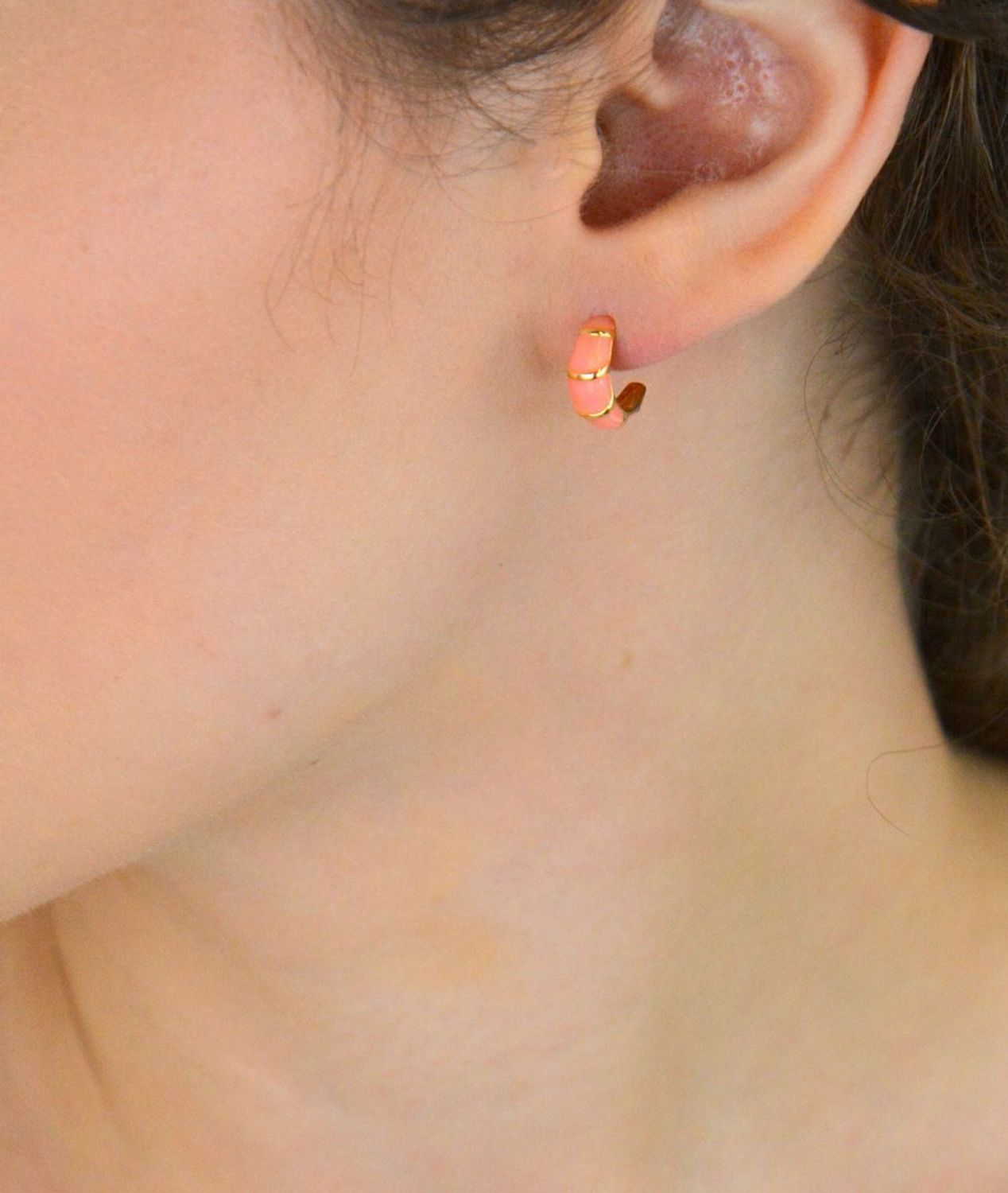 Pozłacane kolczyki srebrne 925 w kształcie półkola z różową emalią. Długość 1,2 cm, zapięcie na sztyft. Stylowy i kolorowy akcent do każdej stylizacji.1.jpg