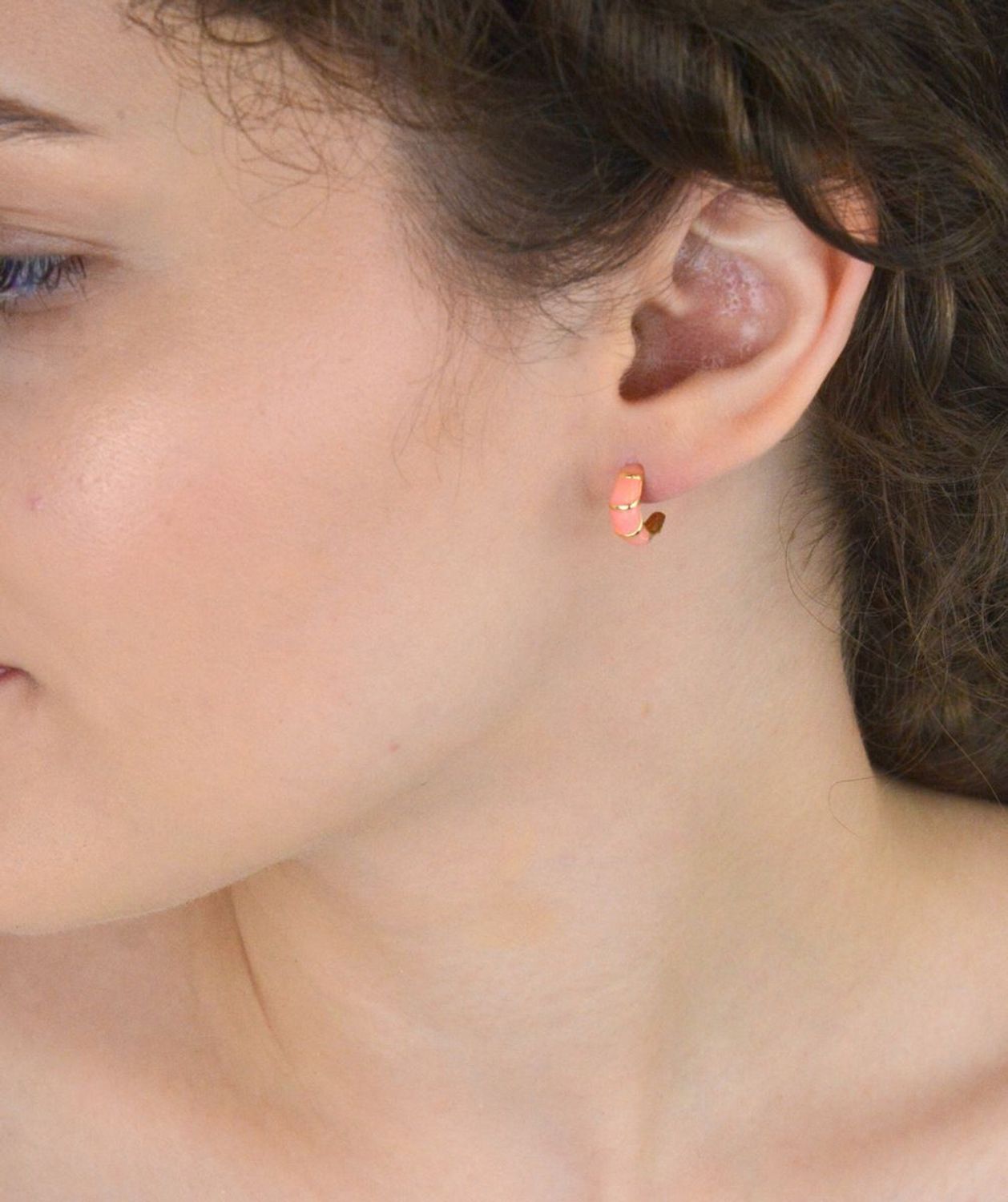 Pozłacane kolczyki srebrne 925 w kształcie półkola z różową emalią. Długość 1,2 cm, zapięcie na sztyft. Stylowy i kolorowy akcent do każdej stylizacji.1.jpg