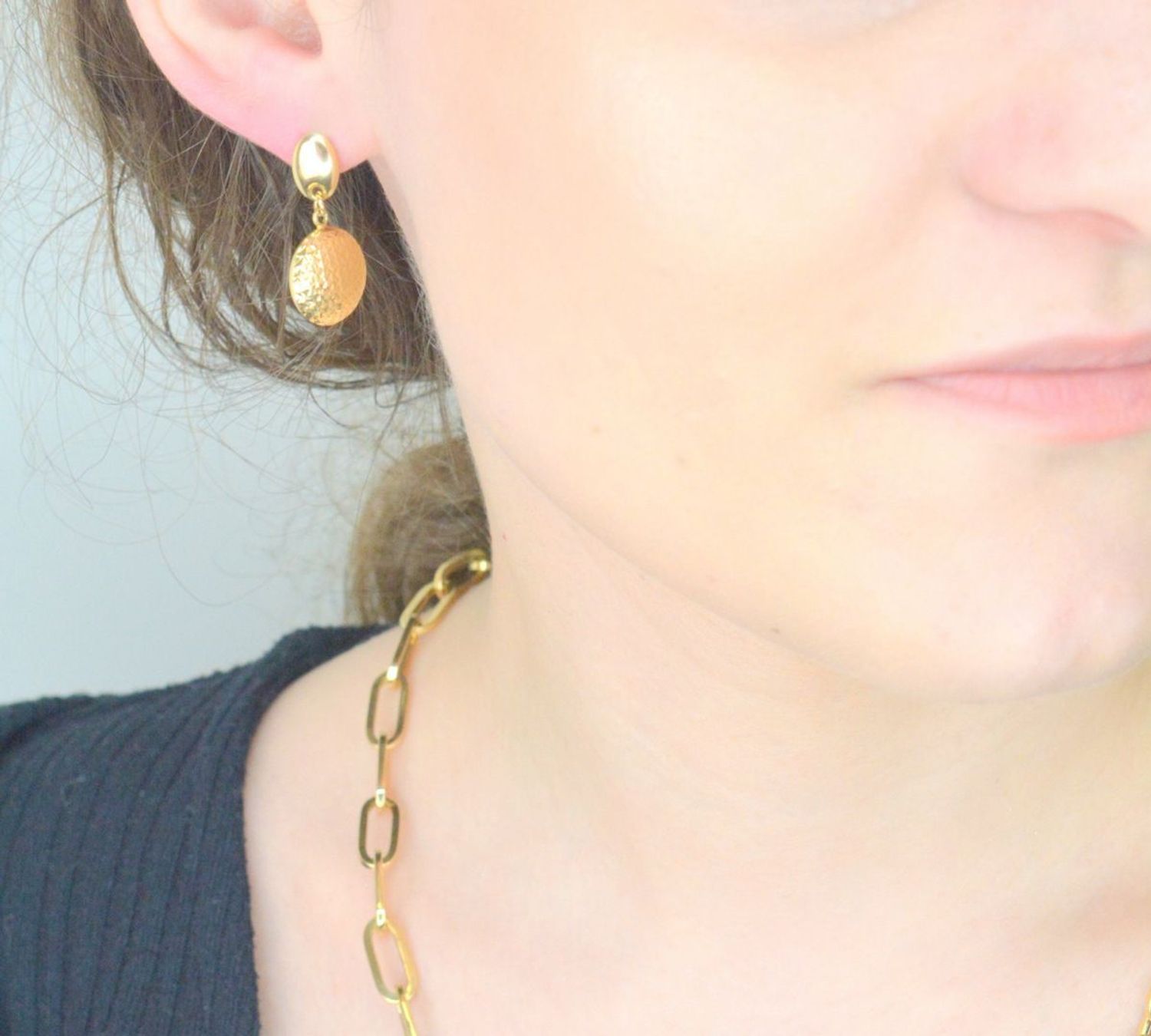 Kolczyki złote kulki wiszące grawerowane pr 585, DIA-KLC-10990-585 Złote kolczyki wykonane z najwyższej jakości żółtego złota, próba 585. Kolczyki w modowym stylu, wpisujące się w obecne trendy 1.jpg