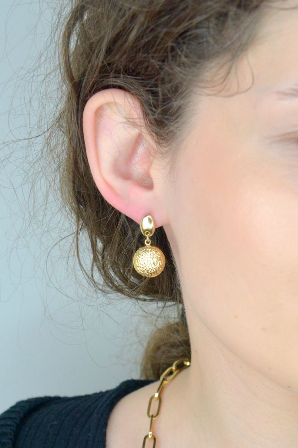 Kolczyki złote kulki wiszące grawerowane pr 585, DIA-KLC-10990-585 Złote kolczyki wykonane z najwyższej jakości żółtego złota, próba 585. Kolczyki w modowym stylu, wpisujące się w obecne trendy 1.jpg