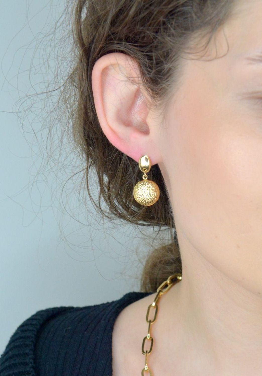 Kolczyki złote kulki wiszące grawerowane pr 585, DIA-KLC-10990-585 Złote kolczyki wykonane z najwyższej jakości żółtego złota, próba 585. Kolczyki w modowym stylu, wpisujące się w obecne trendy 1.jpg