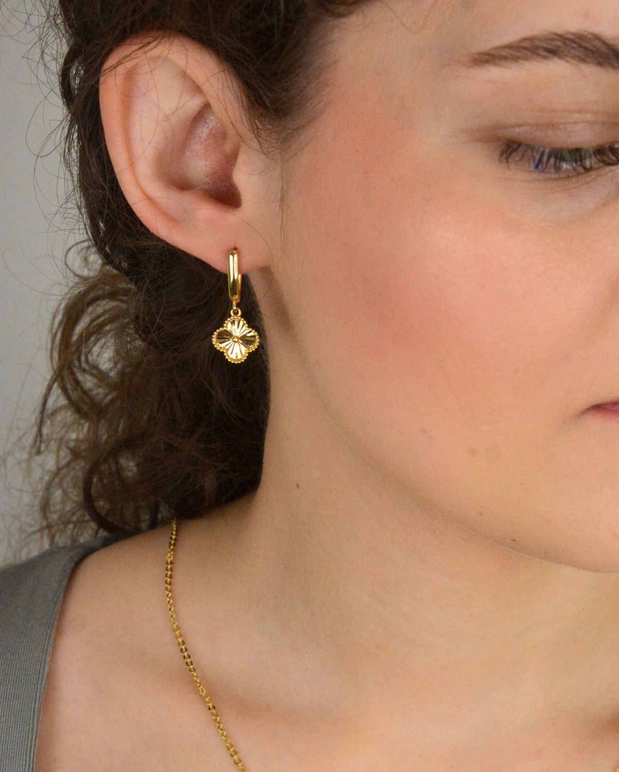 Złote kolczyki damskie 585 Grawerowany kwiatek DIA-KLC-11005-585. Niezwykle szykowne i stylowe kolczyki wykonane z najwyższej jakości 14–karatowego żółtego złota to elegancki dodatek 1.jpg