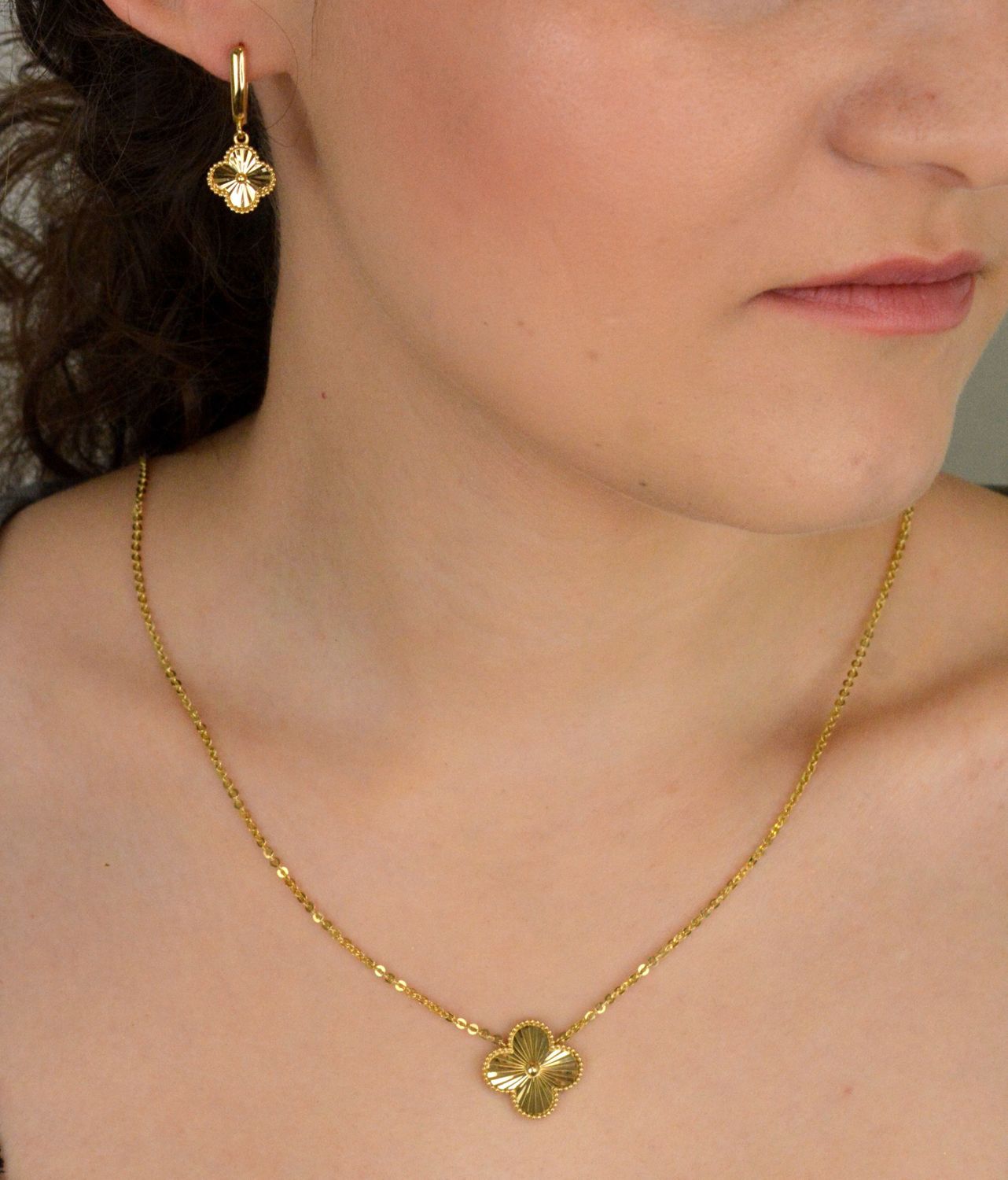 Złote kolczyki damskie 585 Grawerowany kwiatek DIA-KLC-11005-585. Niezwykle szykowne i stylowe kolczyki wykonane z najwyższej jakości 14–karatowego żółtego złota to elegancki dodatek 1.jpg