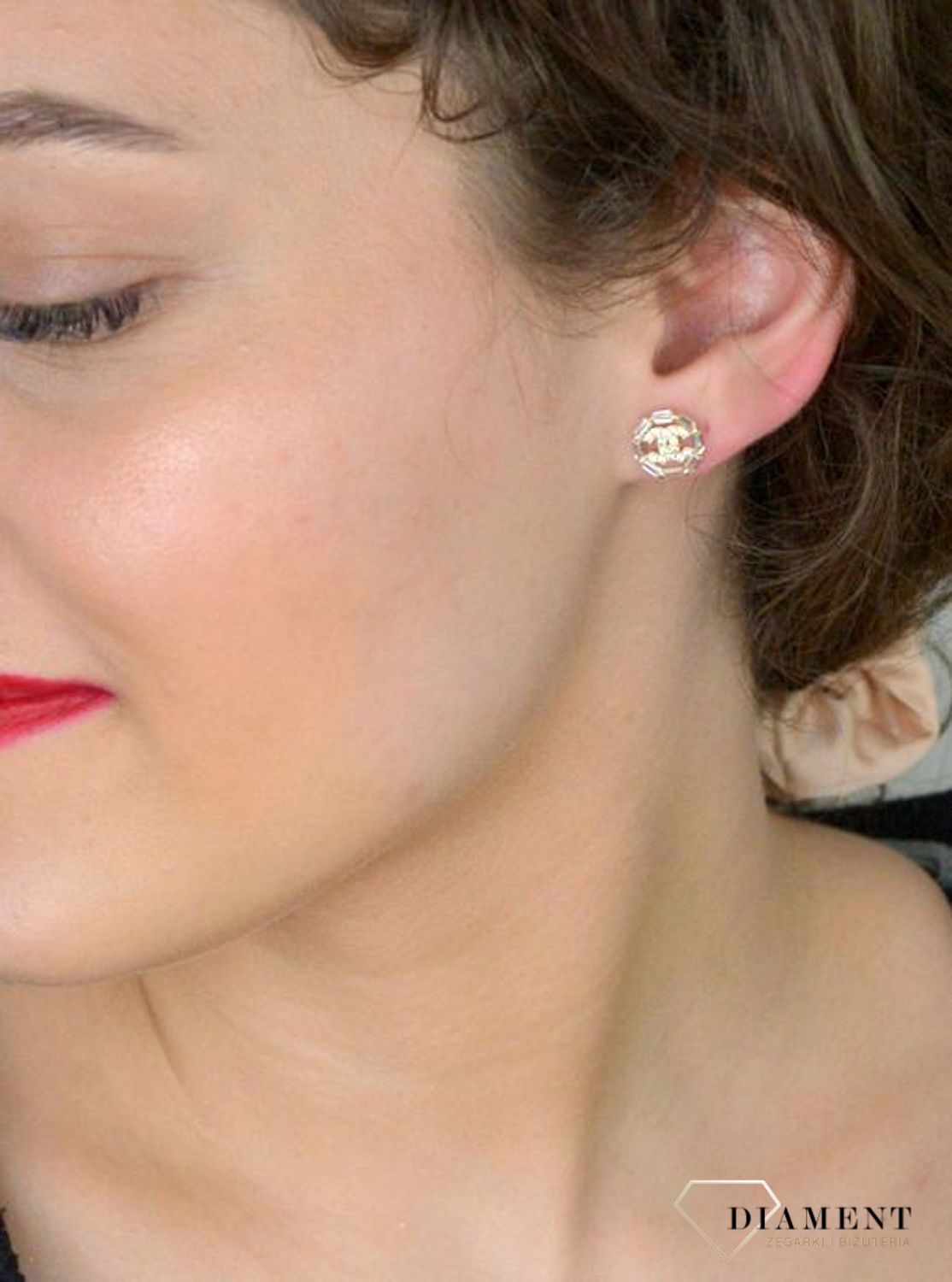 Kolczyki złote okrągłe chanelki z cyrkoniami pr 585, DIA-KLC-11006-585 Luksusowe i stylowe złote kolczyki okrągłe typu chanelki, ozdobione lśniącymi cyrkoniami, to wyjątkowy dodatek dla kobiet1.jpg