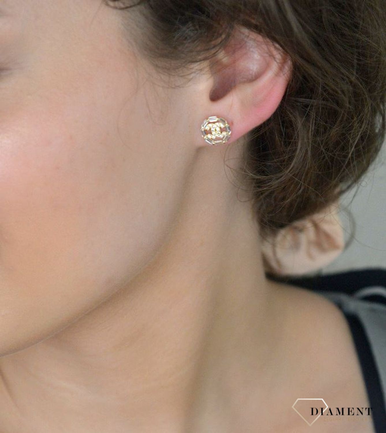 Kolczyki złote okrągłe chanelki z cyrkoniami pr 585, DIA-KLC-11006-585 Luksusowe i stylowe złote kolczyki okrągłe typu chanelki, ozdobione lśniącymi cyrkoniami, to wyjątkowy dodatek dla kobiet1.jpg
