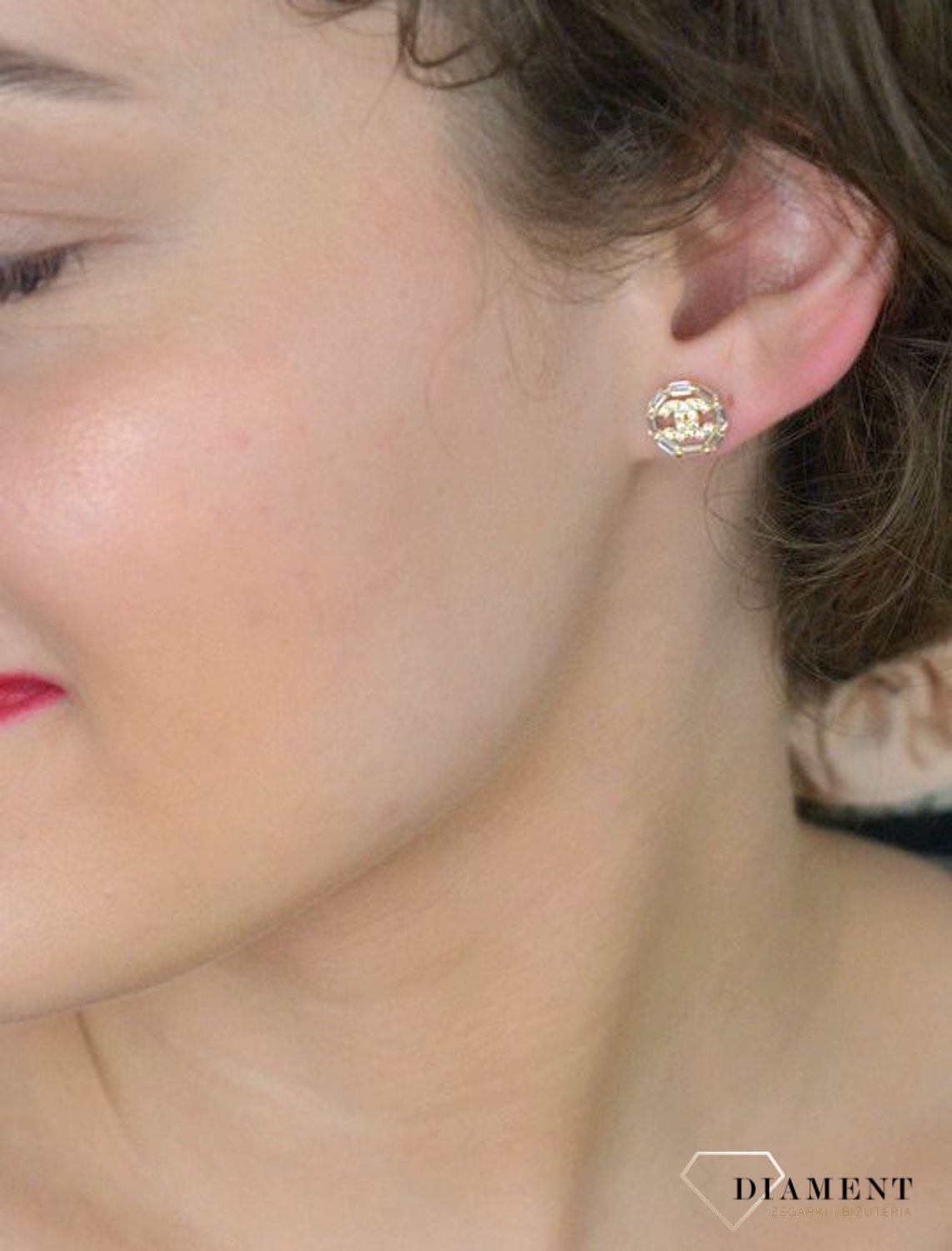 Kolczyki złote okrągłe chanelki z cyrkoniami pr 585, DIA-KLC-11006-585 Luksusowe i stylowe złote kolczyki okrągłe typu chanelki, ozdobione lśniącymi cyrkoniami, to wyjątkowy dodatek dla kobiet1.jpg