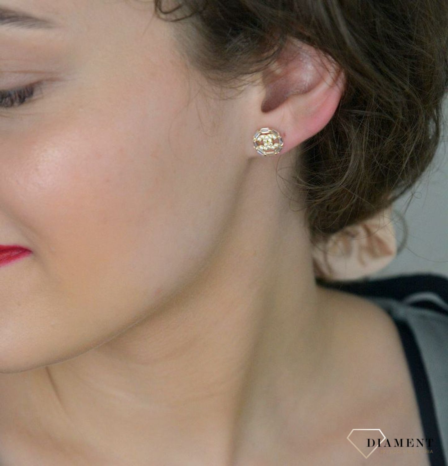 Kolczyki złote okrągłe chanelki z cyrkoniami pr 585, DIA-KLC-11006-585 Luksusowe i stylowe złote kolczyki okrągłe typu chanelki, ozdobione lśniącymi cyrkoniami, to wyjątkowy dodatek dla kobiet1.jpg