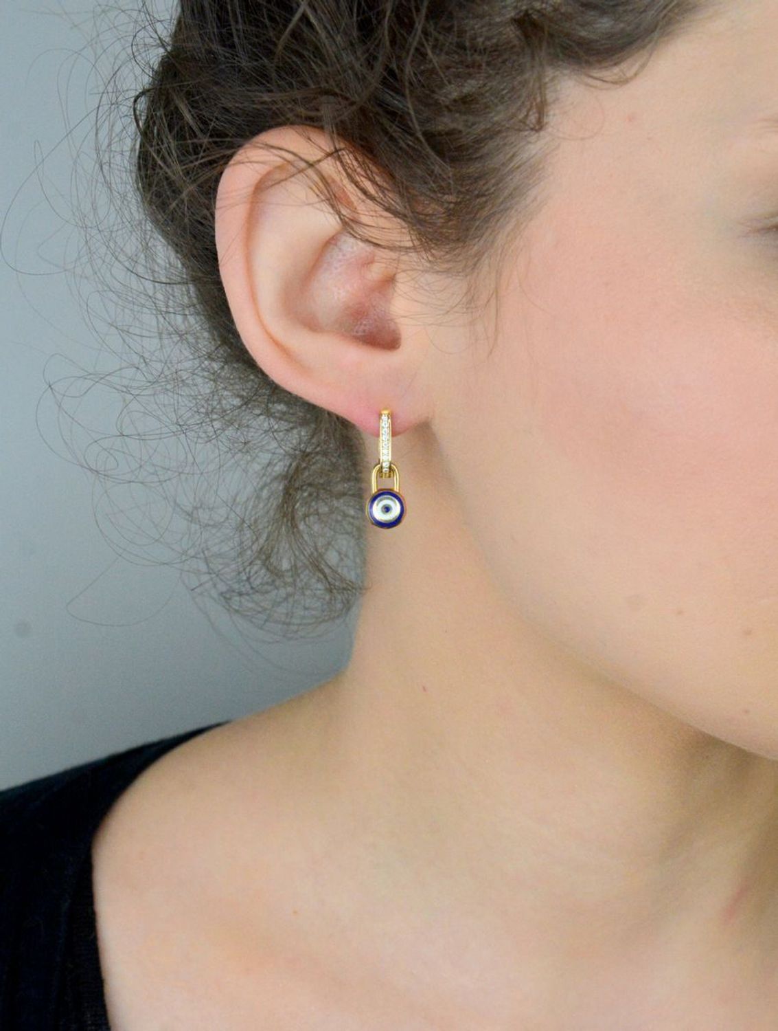 Kolczyki złote 585 z cyrkoniami i wiszącym oczkiem DIA-KLC-11011-585 Złote kolczyki wiszące wykonane z najwyższej jakości żółtego złota, próba 585, 1.jpg