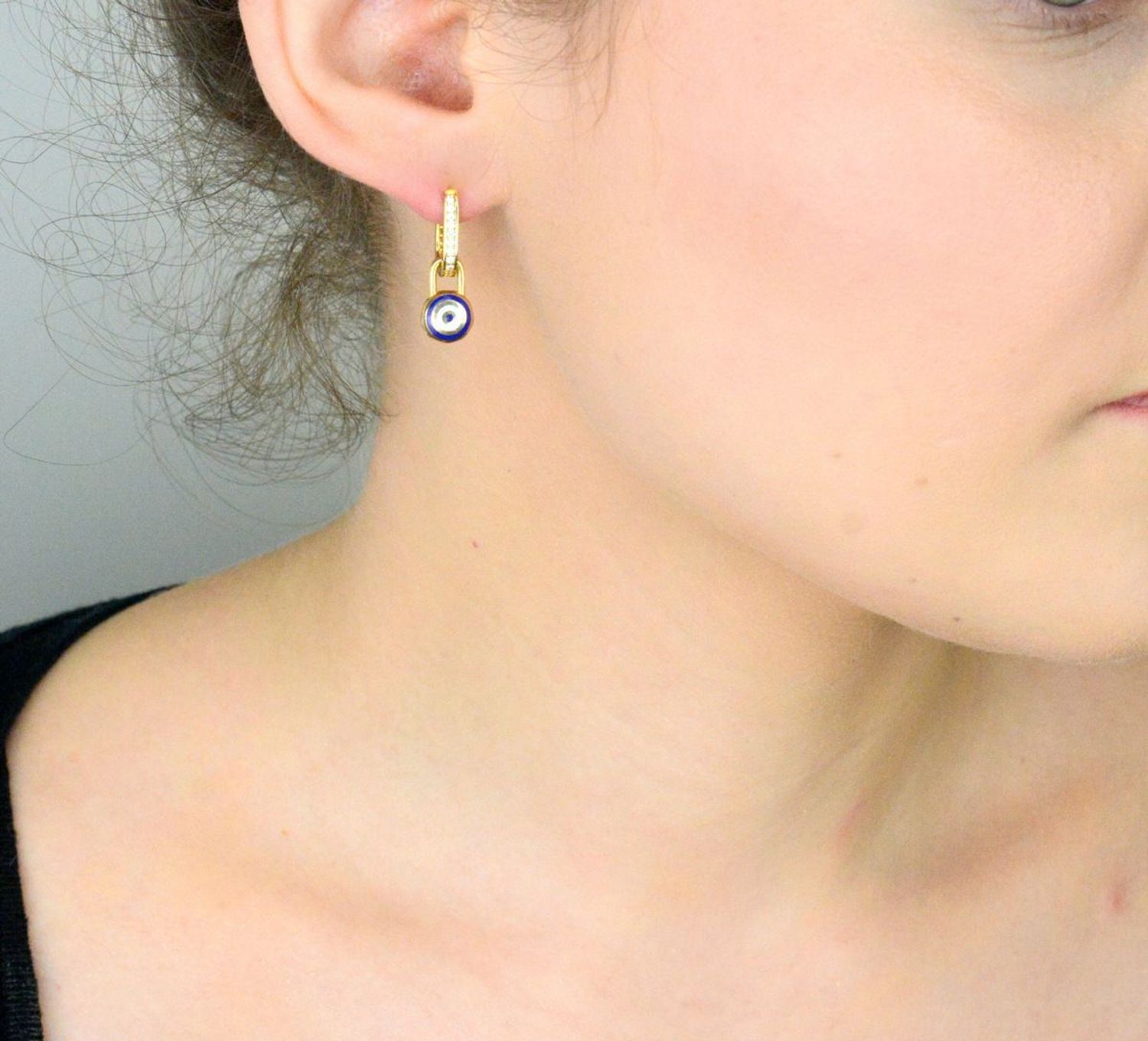 Kolczyki złote 585 z cyrkoniami i wiszącym oczkiem DIA-KLC-11011-585 Złote kolczyki wiszące wykonane z najwyższej jakości żółtego złota, próba 585, 1.jpg