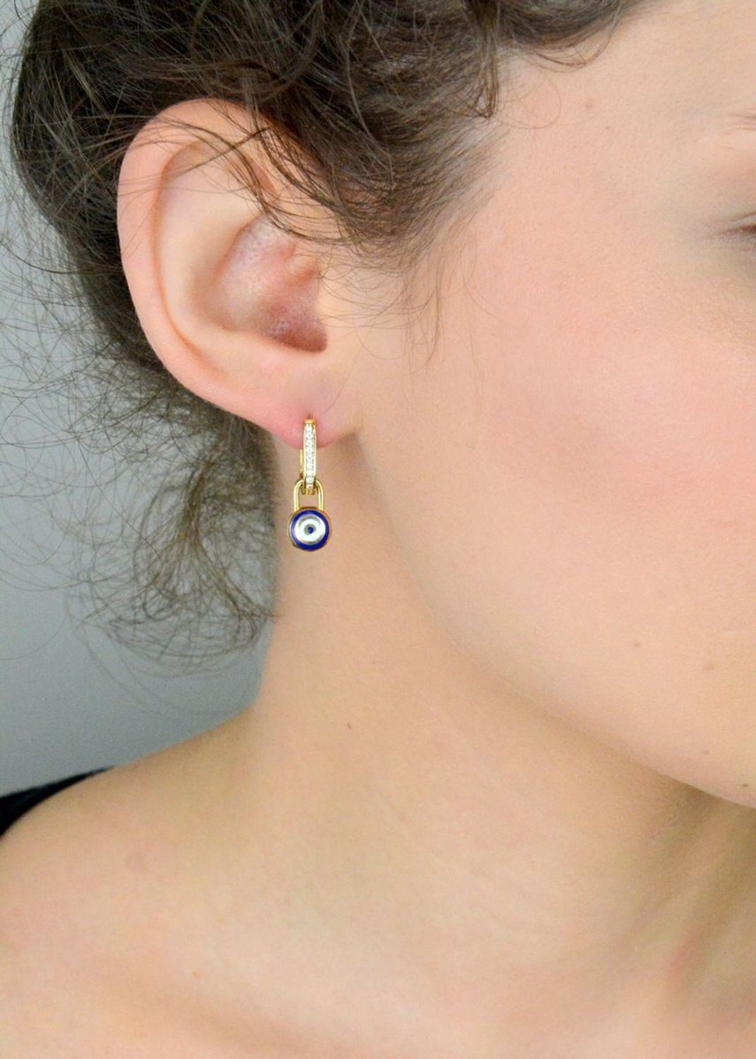 Kolczyki złote 585 z cyrkoniami i wiszącym oczkiem DIA-KLC-11011-585 Złote kolczyki wiszące wykonane z najwyższej jakości żółtego złota, próba 585, 1.jpg