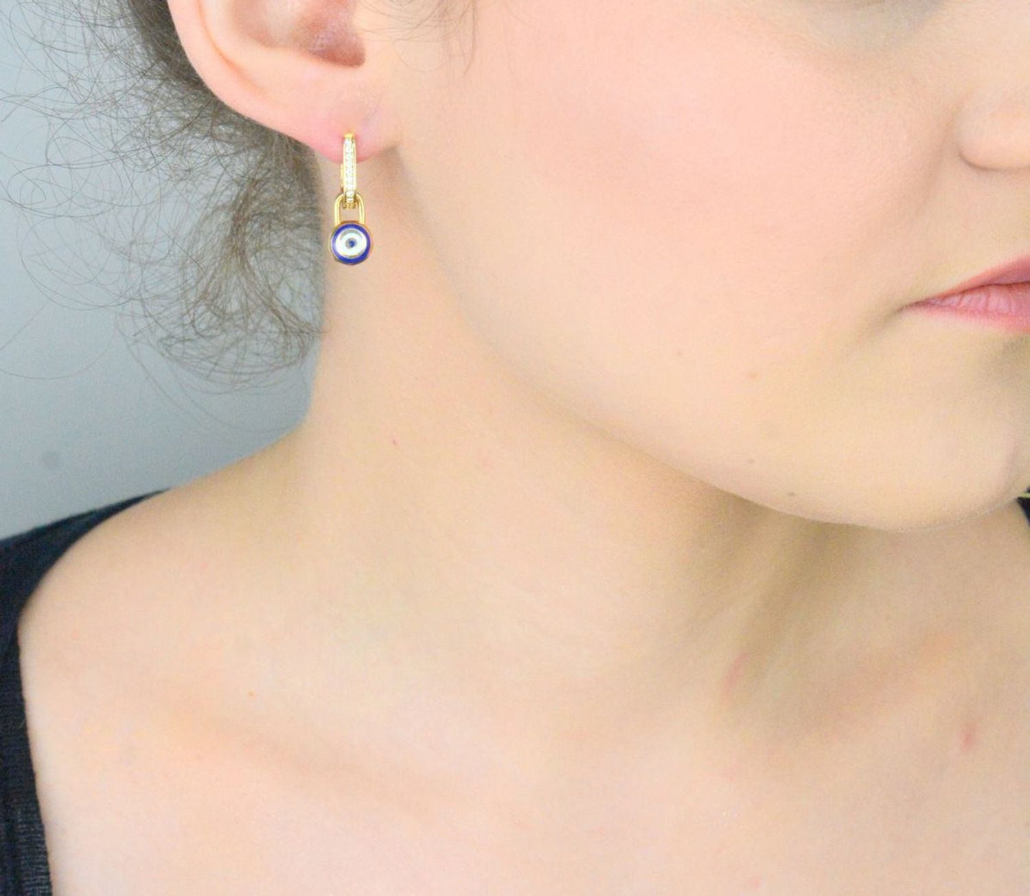 Kolczyki złote 585 z cyrkoniami i wiszącym oczkiem DIA-KLC-11011-585 Złote kolczyki wiszące wykonane z najwyższej jakości żółtego złota, próba 585, 1.jpg