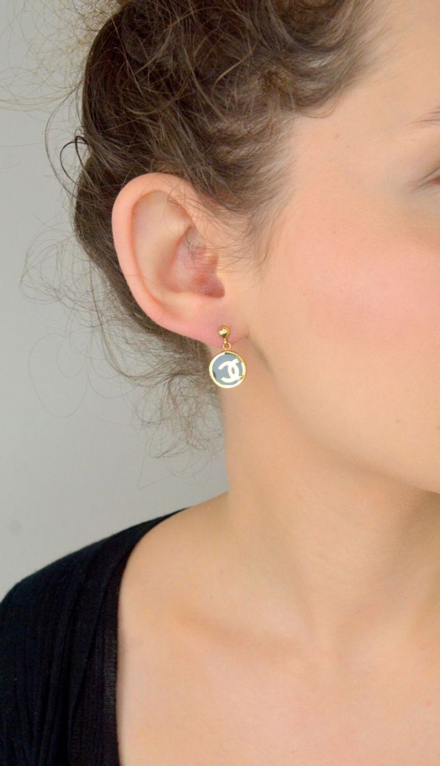 Kolczyki złote 585 wiszące chanelki z czarną emalią DIA-KLC-11012-585 Złote kolczyki zostały wykonane z najwyższej jakości złota próby 585.1.jpg