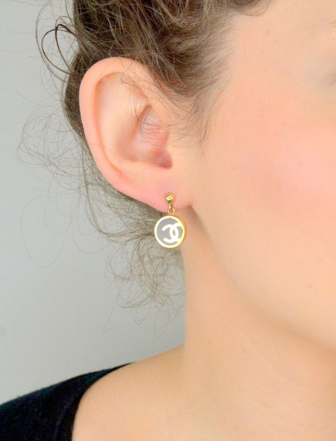 Kolczyki złote 585 wiszące chanelki z czarną emalią DIA-KLC-11012-585 Złote kolczyki zostały wykonane z najwyższej jakości złota próby 585.1.jpg