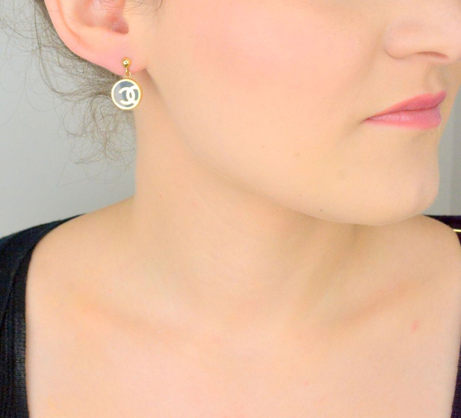 Kolczyki złote 585 wiszące chanelki z czarną emalią DIA-KLC-11012-585 Złote kolczyki zostały wykonane z najwyższej jakości złota próby 585.1.jpg