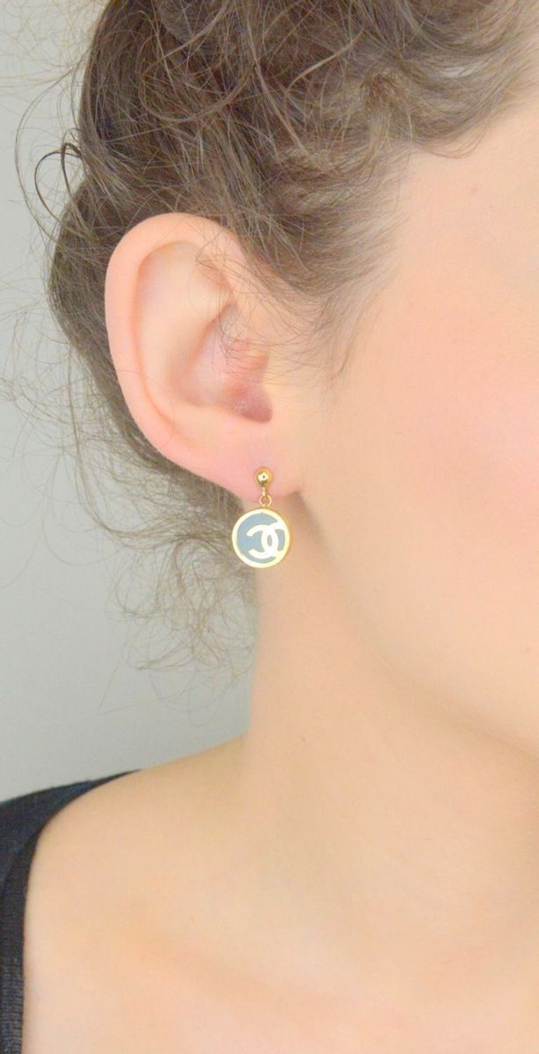 Kolczyki złote 585 wiszące chanelki z czarną emalią DIA-KLC-11012-585 Złote kolczyki zostały wykonane z najwyższej jakości złota próby 585.1.jpg