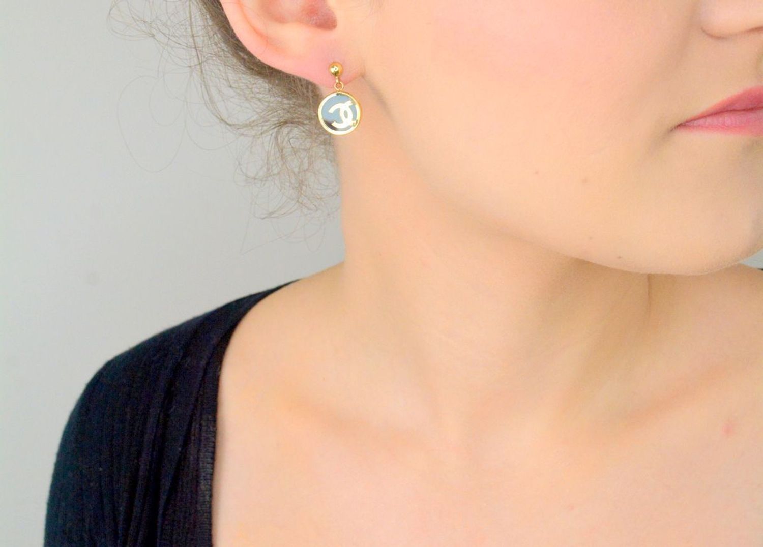 Kolczyki złote 585 wiszące chanelki z czarną emalią DIA-KLC-11012-585 Złote kolczyki zostały wykonane z najwyższej jakości złota próby 585.1.jpg