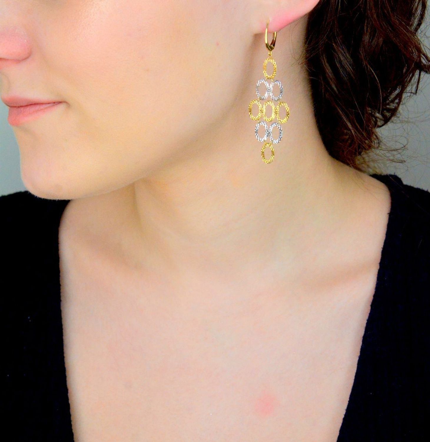 Kolczyki złote wiszące grawerowane pr 585, DIA-KLC-11043-585  Złote kolczyki zostały wykonane z najwyższej jakości złota próby 585. Złote kolczyki zostały ozdobione białym złotem1.jpg