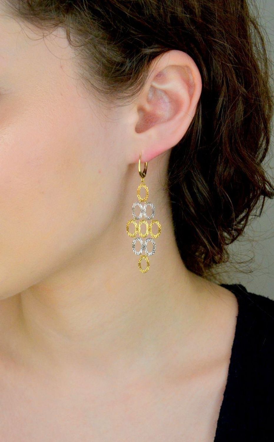 Kolczyki złote wiszące grawerowane pr 585, DIA-KLC-11043-585  Złote kolczyki zostały wykonane z najwyższej jakości złota próby 585. Złote kolczyki zostały ozdobione białym złotem1.jpg