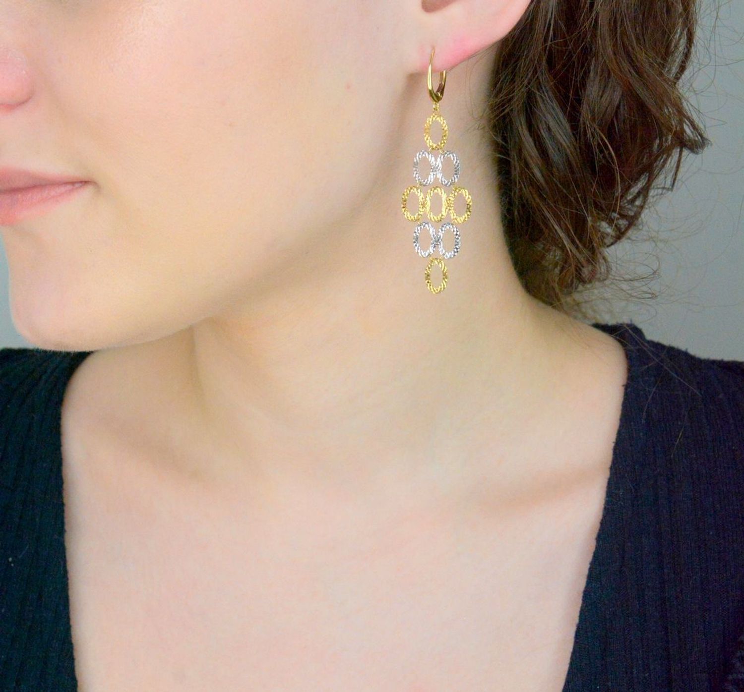 Kolczyki złote wiszące grawerowane pr 585, DIA-KLC-11043-585  Złote kolczyki zostały wykonane z najwyższej jakości złota próby 585. Złote kolczyki zostały ozdobione białym złotem1.jpg