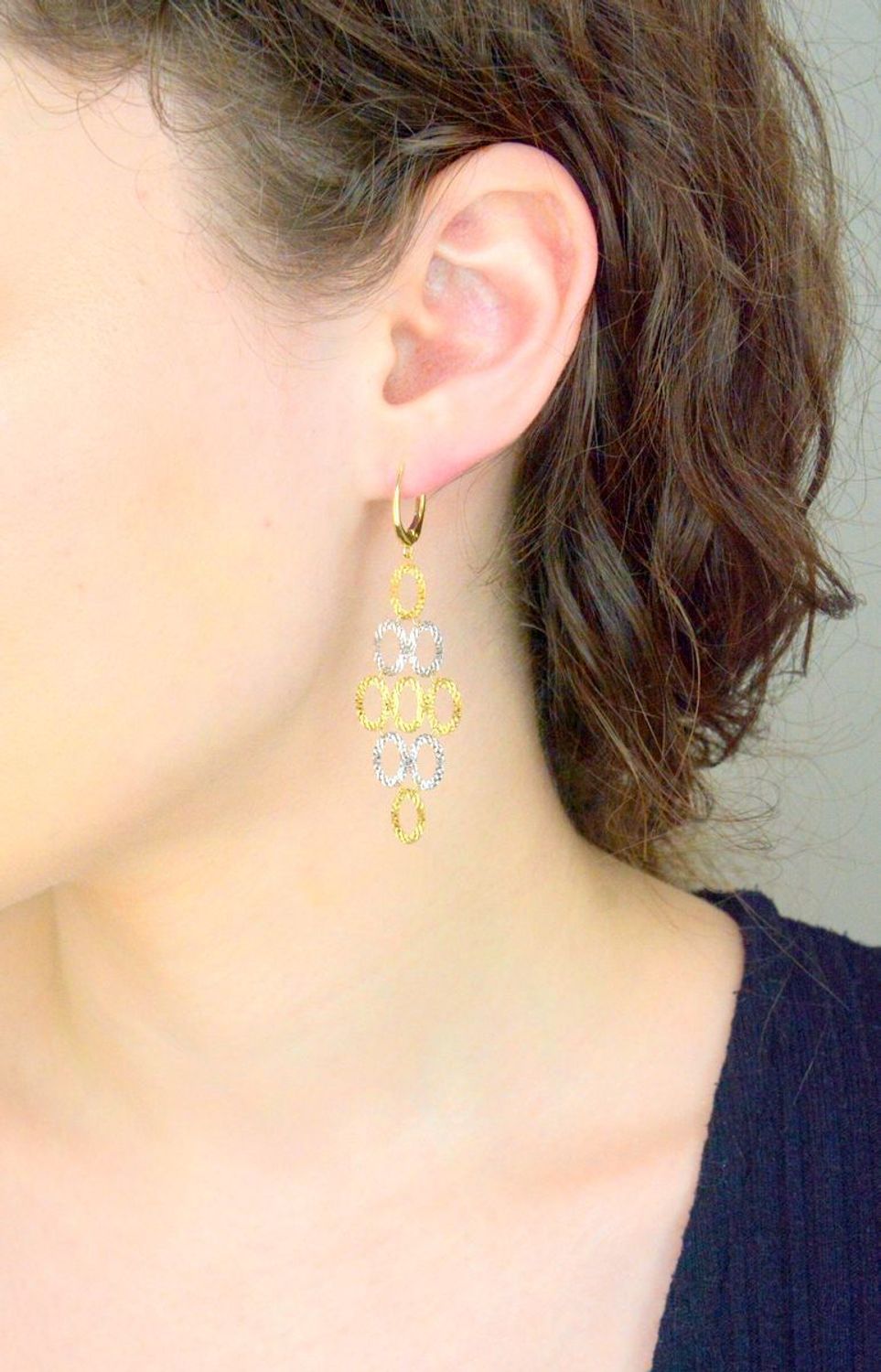 Kolczyki złote wiszące grawerowane pr 585, DIA-KLC-11043-585  Złote kolczyki zostały wykonane z najwyższej jakości złota próby 585. Złote kolczyki zostały ozdobione białym złotem1.jpg