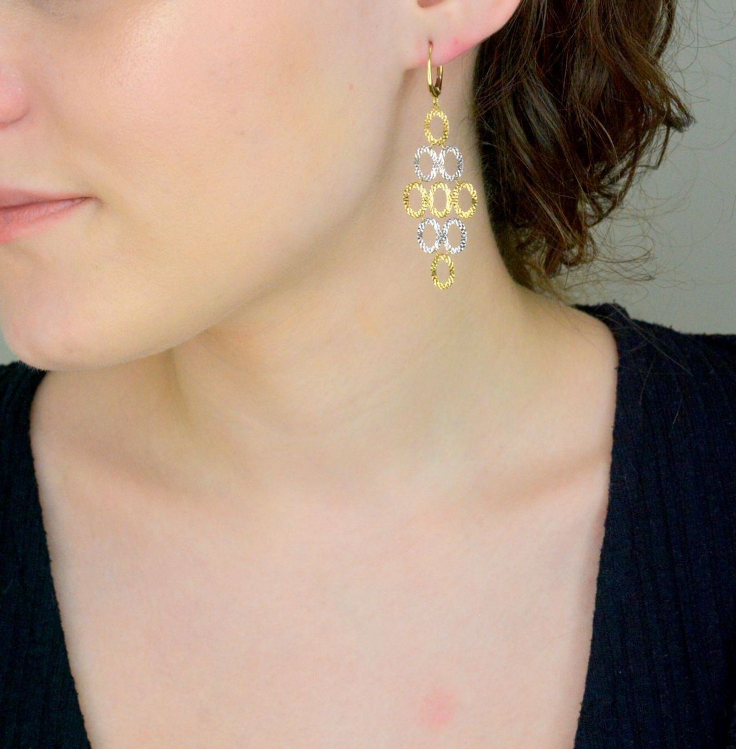 Kolczyki złote wiszące grawerowane pr 585, DIA-KLC-11043-585  Złote kolczyki zostały wykonane z najwyższej jakości złota próby 585. Złote kolczyki zostały ozdobione białym złotem1.jpg