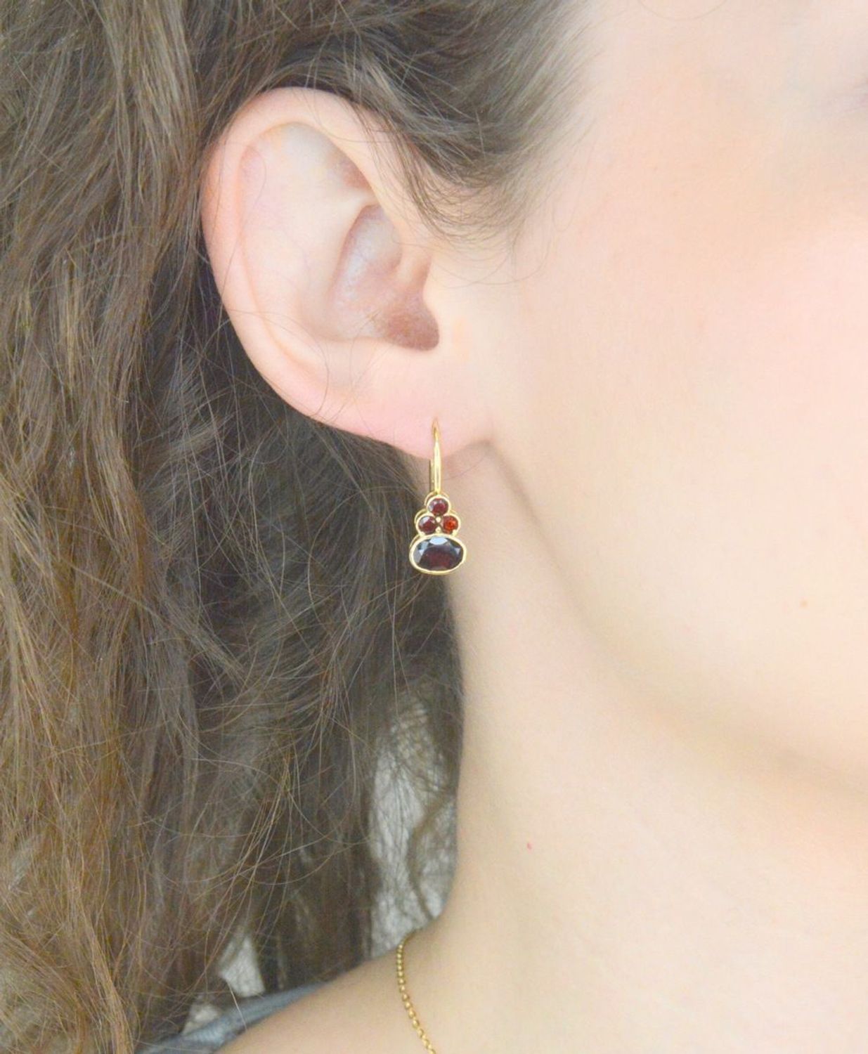 Kolczyki złote z rubinem pr 585, DIA-KLC-11046-585 Przepiękne, złote kolczyki w oryginalnej i ponadczasowej formie ozdobione rubinem. Kolczyki urzekają delikatną i prostą formą, która spodoba się 1.jpg