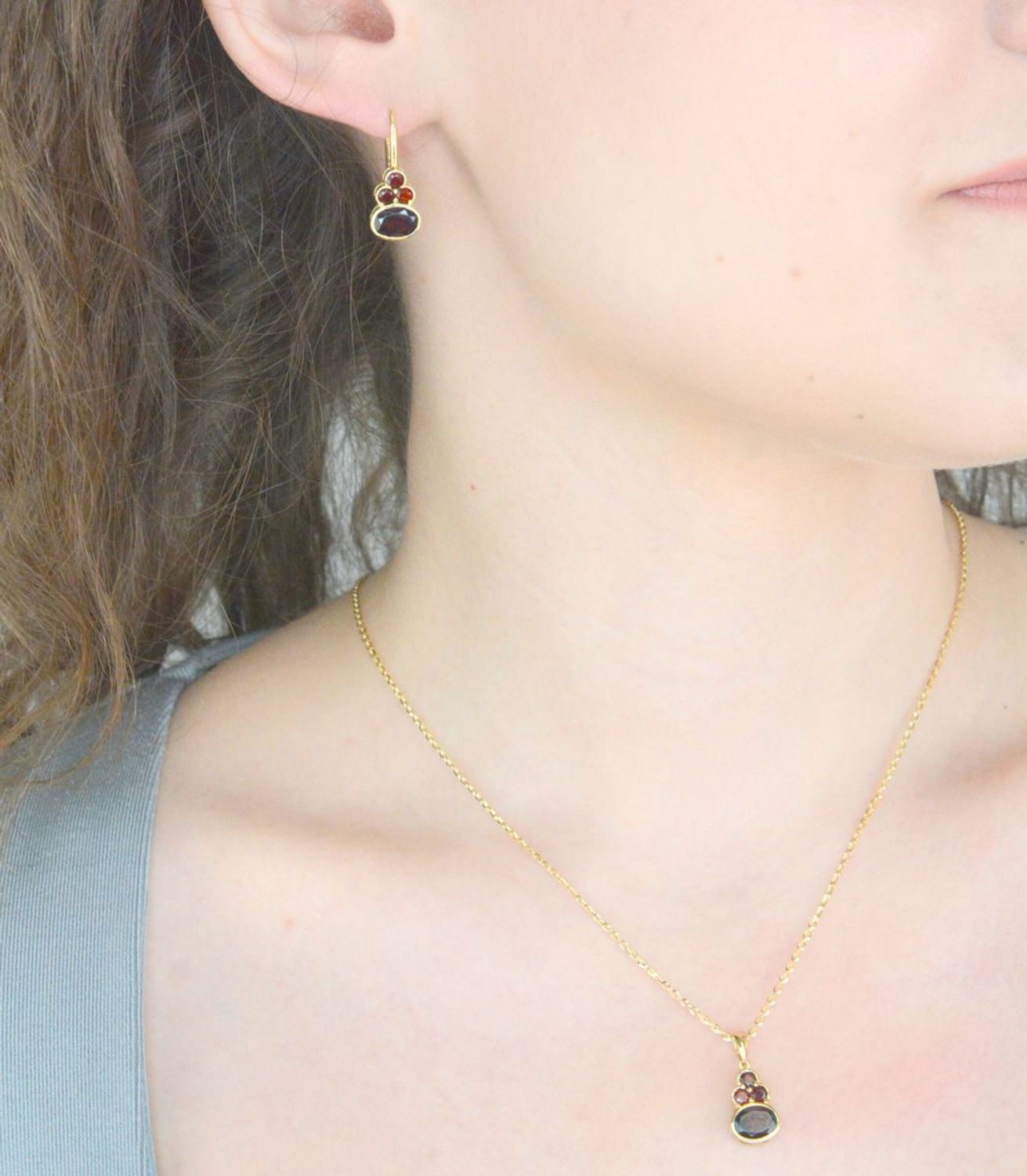 Kolczyki złote z rubinem pr 585, DIA-KLC-11046-585 Przepiękne, złote kolczyki w oryginalnej i ponadczasowej formie ozdobione rubinem. Kolczyki urzekają delikatną i prostą formą, która spodoba się 1.jpg