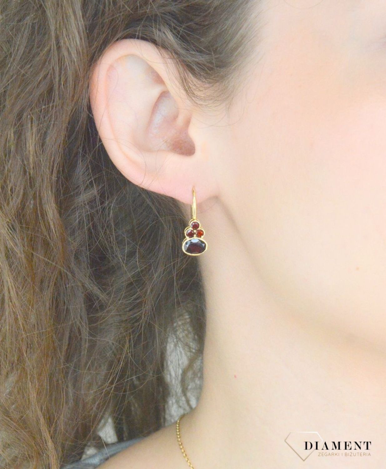 Kolczyki złote z rubinem pr 585, DIA-KLC-11046-585 Przepiękne, złote kolczyki w oryginalnej i ponadczasowej formie ozdobione rubinem. Kolczyki urzekają delikatną i prostą formą, która spodoba się 1.jpg