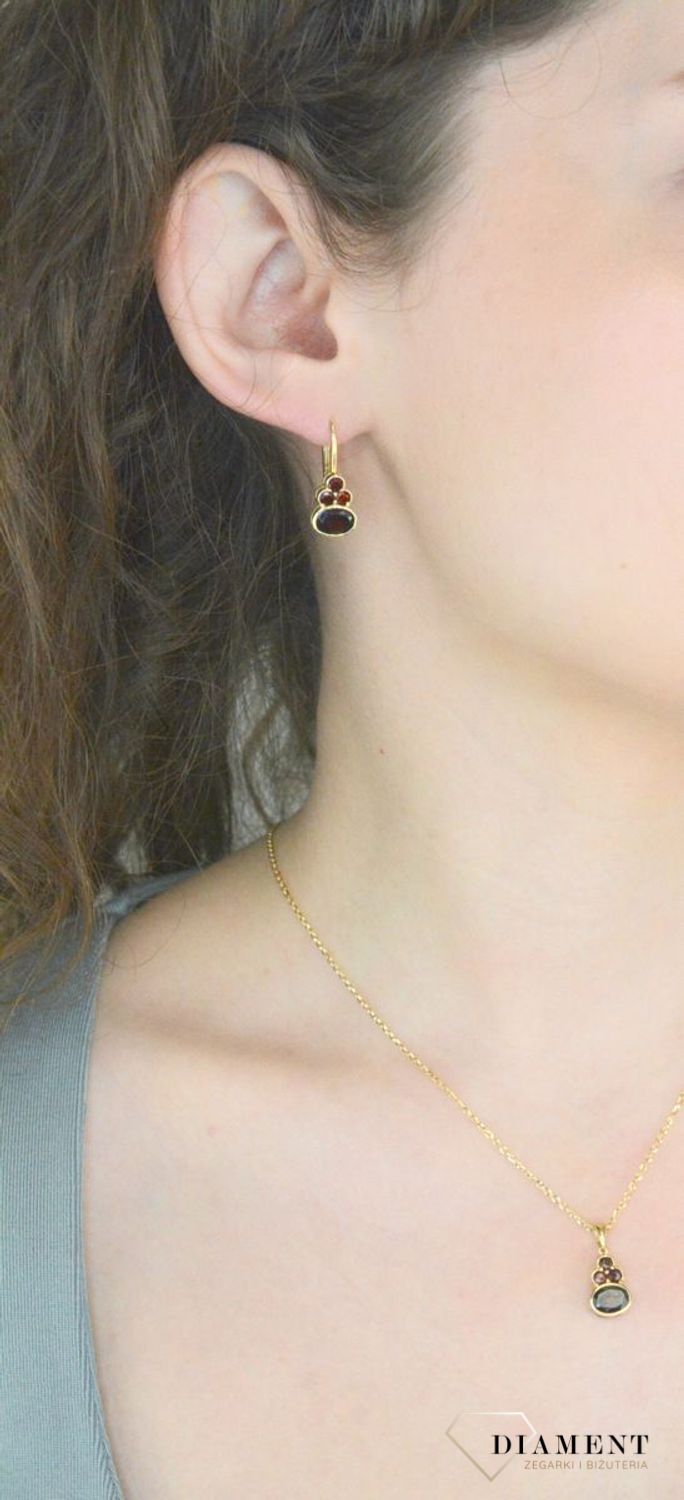 Kolczyki złote z rubinem pr 585, DIA-KLC-11046-585 Przepiękne, złote kolczyki w oryginalnej i ponadczasowej formie ozdobione rubinem. Kolczyki urzekają delikatną i prostą formą, która spodoba się 1.jpg