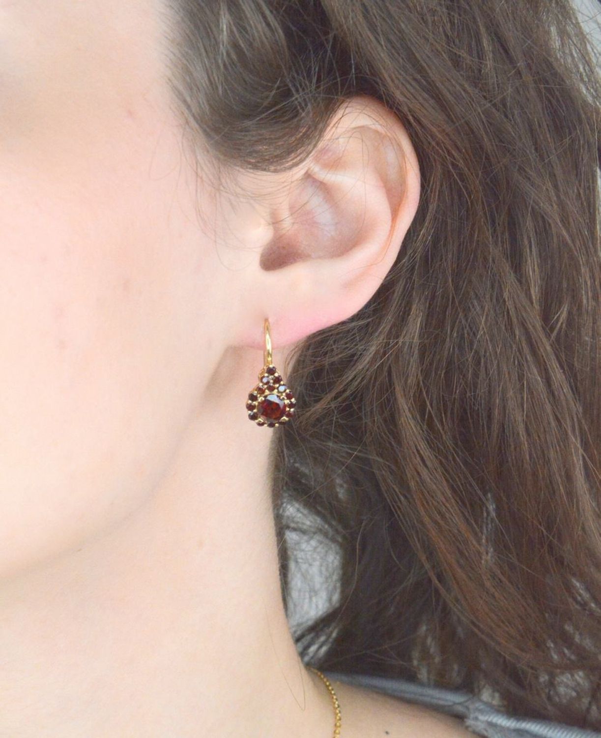 Kolczyki złote łezki z rubinem pr 585, DIA-KLC-11047-585 Przepiękne, złote kolczyki w oryginalnej i ponadczasowej formie ozdobione rubinem. Kolczyki urzekają delikatną i prostą formą1.jpg