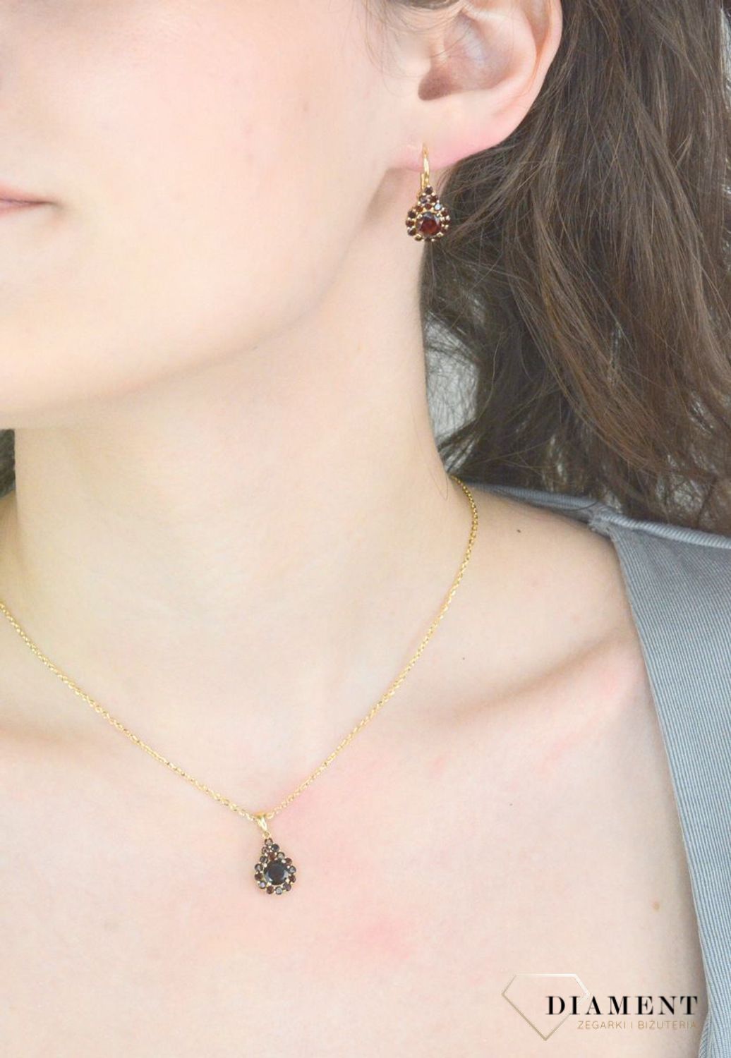 Kolczyki złote łezki z rubinem pr 585, DIA-KLC-11047-585 Przepiękne, złote kolczyki w oryginalnej i ponadczasowej formie ozdobione rubinem. Kolczyki urzekają delikatną i prostą formą1.jpg