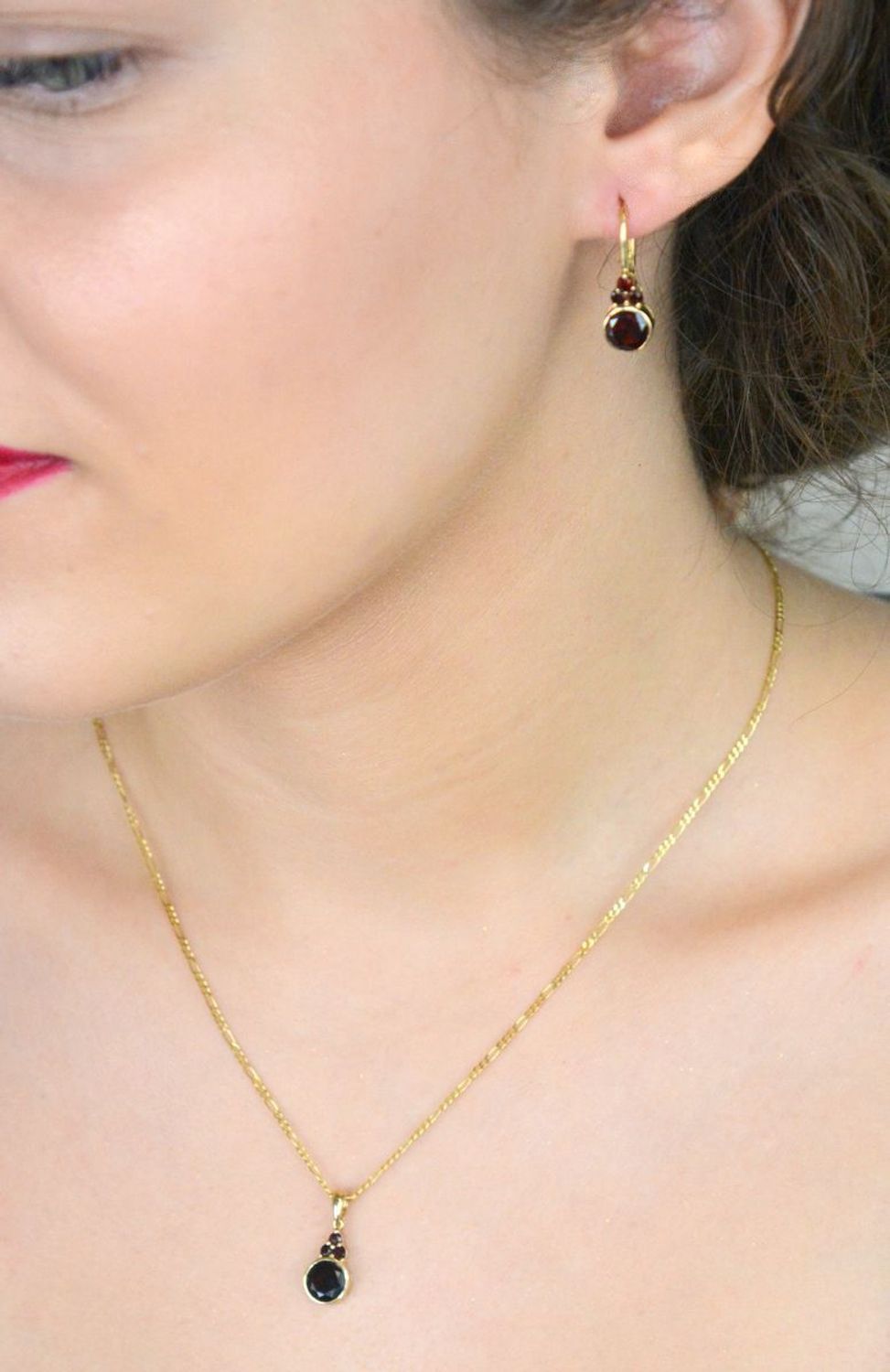 Kolczyki damskie 585 burgundowe cyrkonie DIA-KLC-11048-585 Złote kolczyki zostały wykonane z złota próby 585. Biżuteria została ozdobione cyrkonią w burgundowym odcieniu. 1.jpg