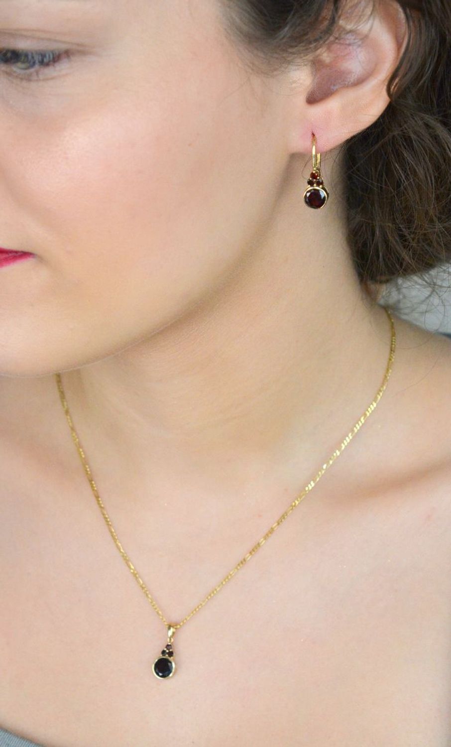 Kolczyki damskie 585 burgundowe cyrkonie DIA-KLC-11048-585 Złote kolczyki zostały wykonane z złota próby 585. Biżuteria została ozdobione cyrkonią w burgundowym odcieniu. 1.jpg