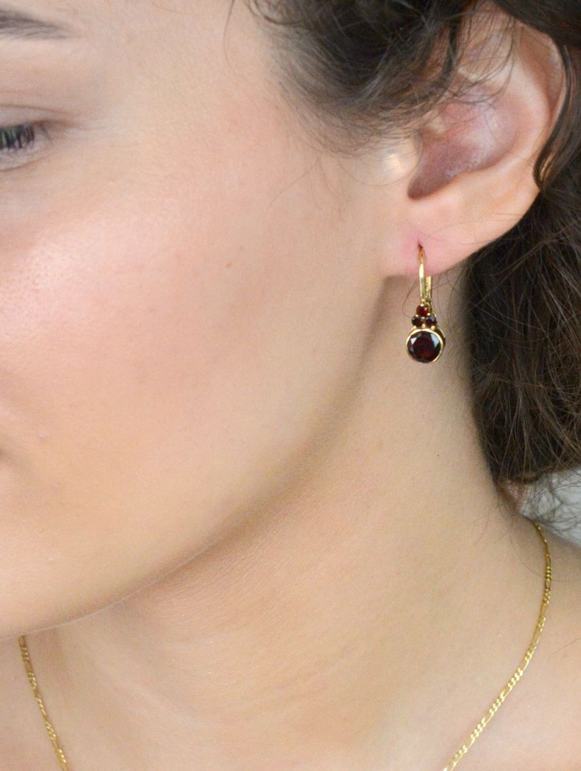 Kolczyki damskie 585 burgundowe cyrkonie DIA-KLC-11048-585 Złote kolczyki zostały wykonane z złota próby 585. Biżuteria została ozdobione cyrkonią w burgundowym odcieniu. 1.jpg