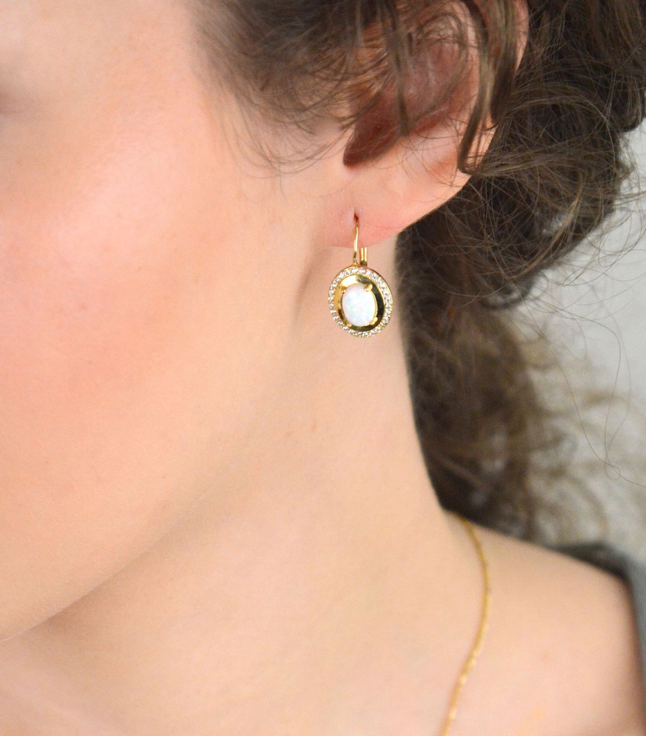 Złote kolczyki damskie 585 z białym opalem DIAwykonane z14-karatowego żółtego złota. Subtelna klasyka w nowoczesnym wydaniu. Szlachetny blask drogocennego kruszcu zamknięty w oryginalnej 1.jpg