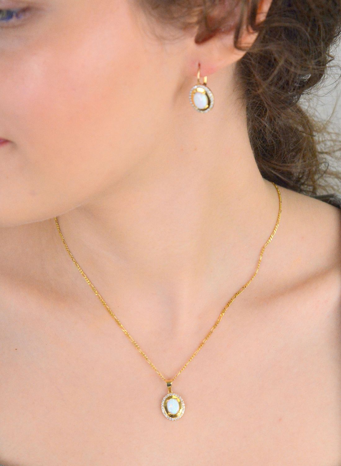 Złote kolczyki damskie 585 z białym opalem DIAwykonane z14-karatowego żółtego złota. Subtelna klasyka w nowoczesnym wydaniu. Szlachetny blask drogocennego kruszcu zamknięty w oryginalnej 1.jpg