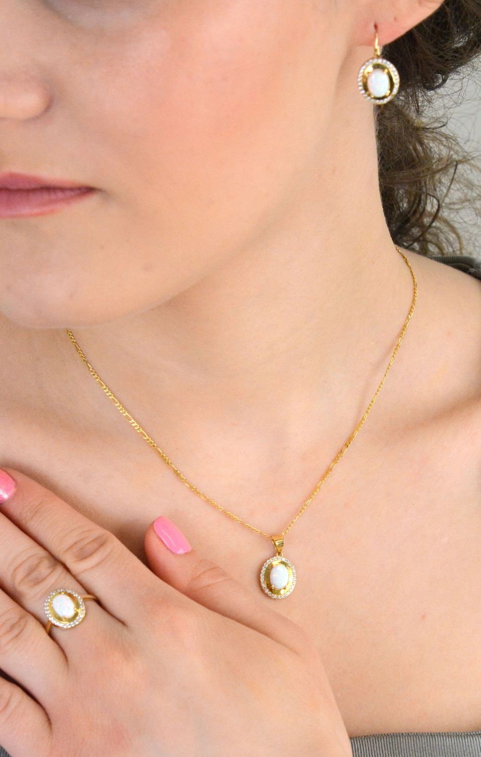 Złote kolczyki damskie 585 z białym opalem DIAwykonane z14-karatowego żółtego złota. Subtelna klasyka w nowoczesnym wydaniu. Szlachetny blask drogocennego kruszcu zamknięty w oryginalnej 1.jpg