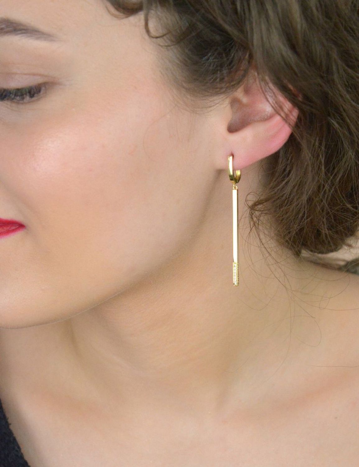 Kolczyki złote wiszące patyczki z cyrkoniami pr 585, DIA-KLC-11108-585 Kolczyki złote w formie wiszących patyczków, wykonane z wysokiej jakości złota próby 585, 1.jpg