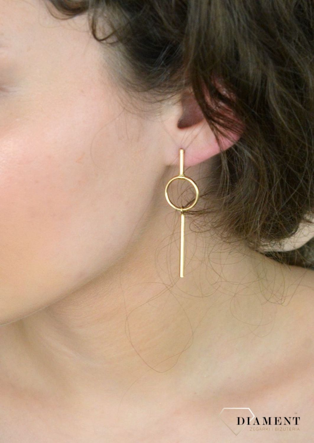 Kolczyki złote wiszące kółeczko z patyczkiem pr 585 DIA-KLC-11109-585  Te eleganckie kolczyki w formie wiszącego kółeczka z subtelnym patyczkiem to połączenie klasyki z nowoczesnym akcentem. 1.jpg