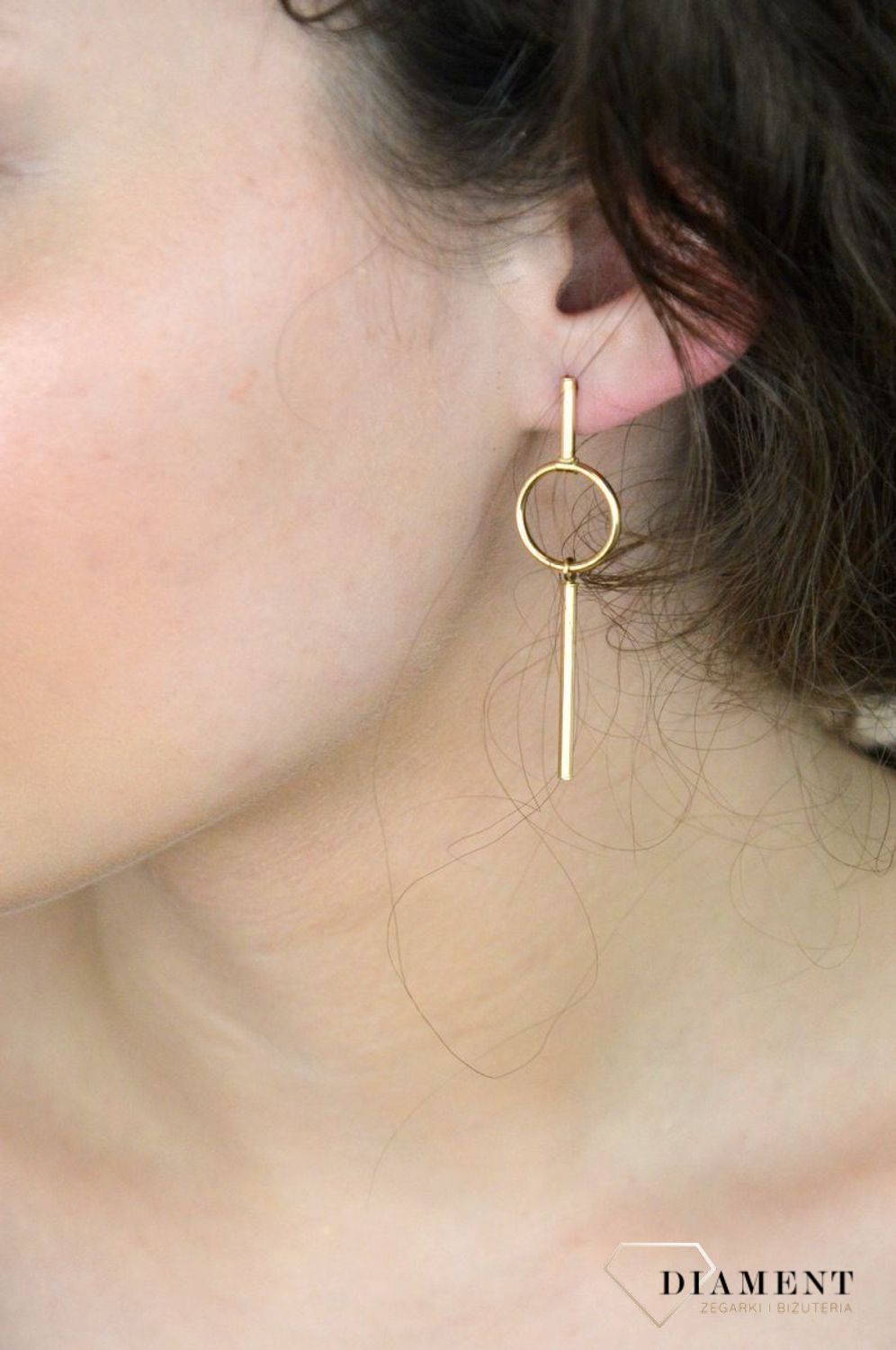Kolczyki złote wiszące kółeczko z patyczkiem pr 585 DIA-KLC-11109-585  Te eleganckie kolczyki w formie wiszącego kółeczka z subtelnym patyczkiem to połączenie klasyki z nowoczesnym akcentem. 1.jpg
