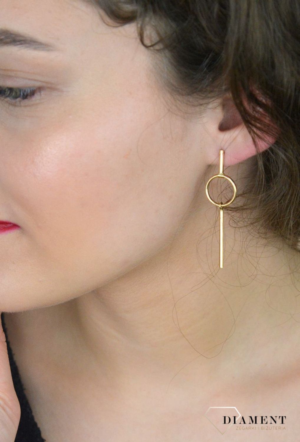 Kolczyki złote wiszące kółeczko z patyczkiem pr 585 DIA-KLC-11109-585  Te eleganckie kolczyki w formie wiszącego kółeczka z subtelnym patyczkiem to połączenie klasyki z nowoczesnym akcentem. 1.jpg