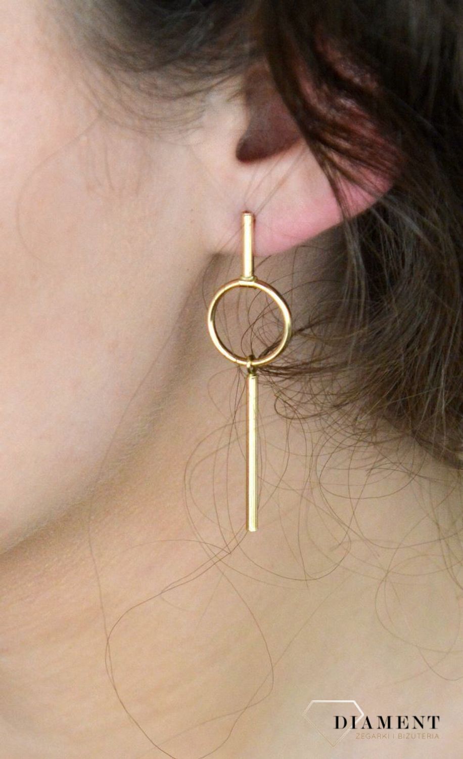 Kolczyki złote wiszące kółeczko z patyczkiem pr 585 DIA-KLC-11109-585  Te eleganckie kolczyki w formie wiszącego kółeczka z subtelnym patyczkiem to połączenie klasyki z nowoczesnym akcentem. 1.jpg