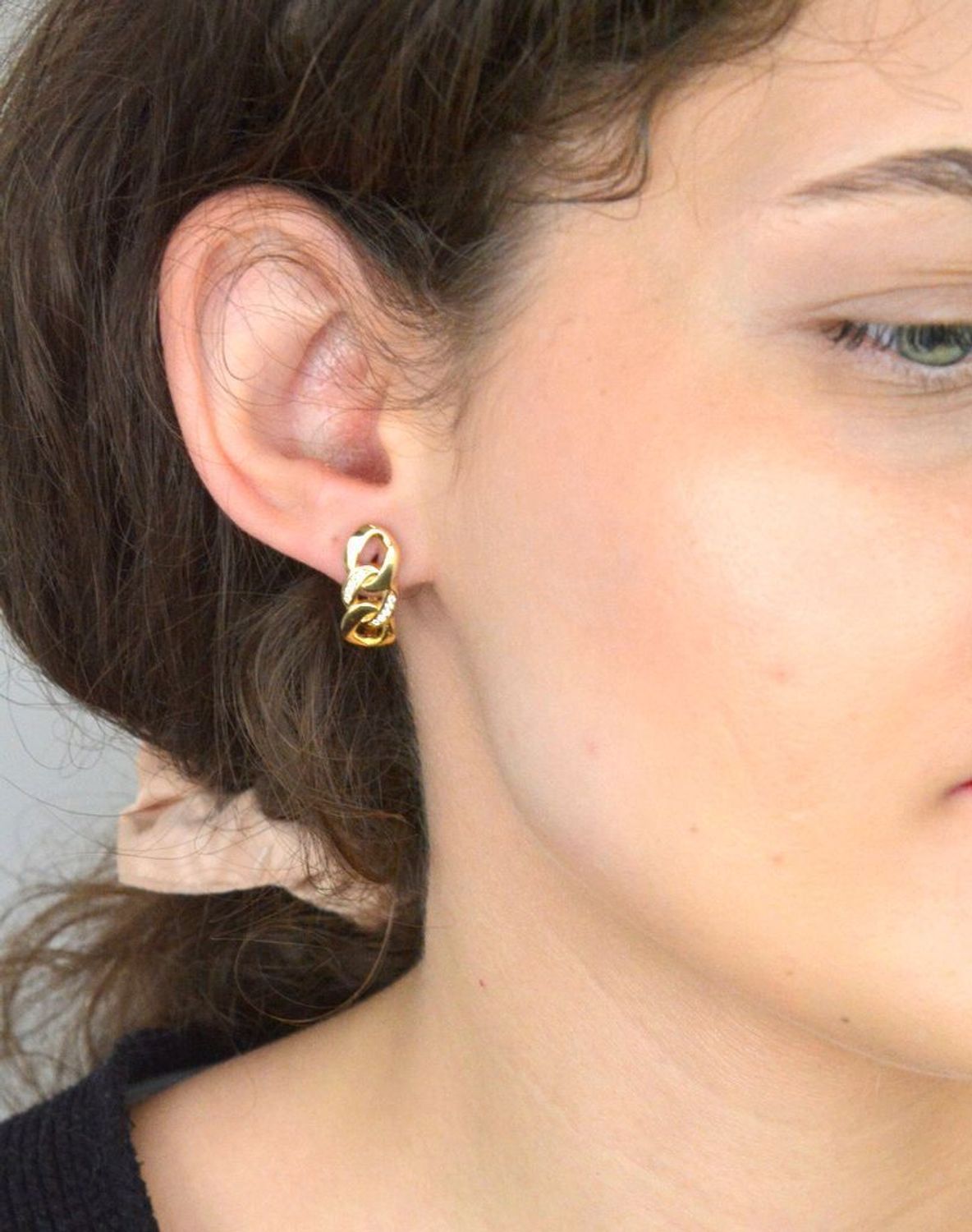 Kolczyki złote wzór pancerka z cyrkonią pr 585, DIA-KLC-11111-585 Te eleganckie kolczyki złote w klasycznym wzorze pancerki z subtelną cyrkonią to połączenie tradycji z nowoczesnym blaskiem.1.jpg