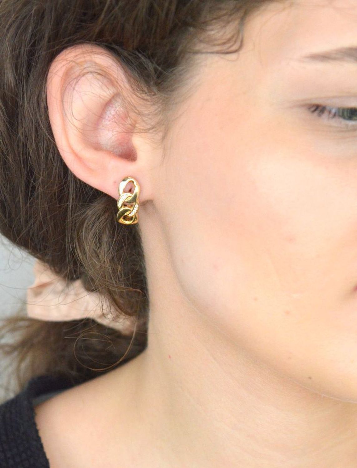 Kolczyki złote wzór pancerka z cyrkonią pr 585, DIA-KLC-11111-585 Te eleganckie kolczyki złote w klasycznym wzorze pancerki z subtelną cyrkonią to połączenie tradycji z nowoczesnym blaskiem.1.jpg