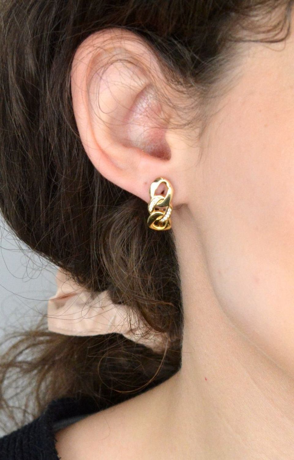 Kolczyki złote wzór pancerka z cyrkonią pr 585, DIA-KLC-11111-585 Te eleganckie kolczyki złote w klasycznym wzorze pancerki z subtelną cyrkonią to połączenie tradycji z nowoczesnym blaskiem.1.jpg