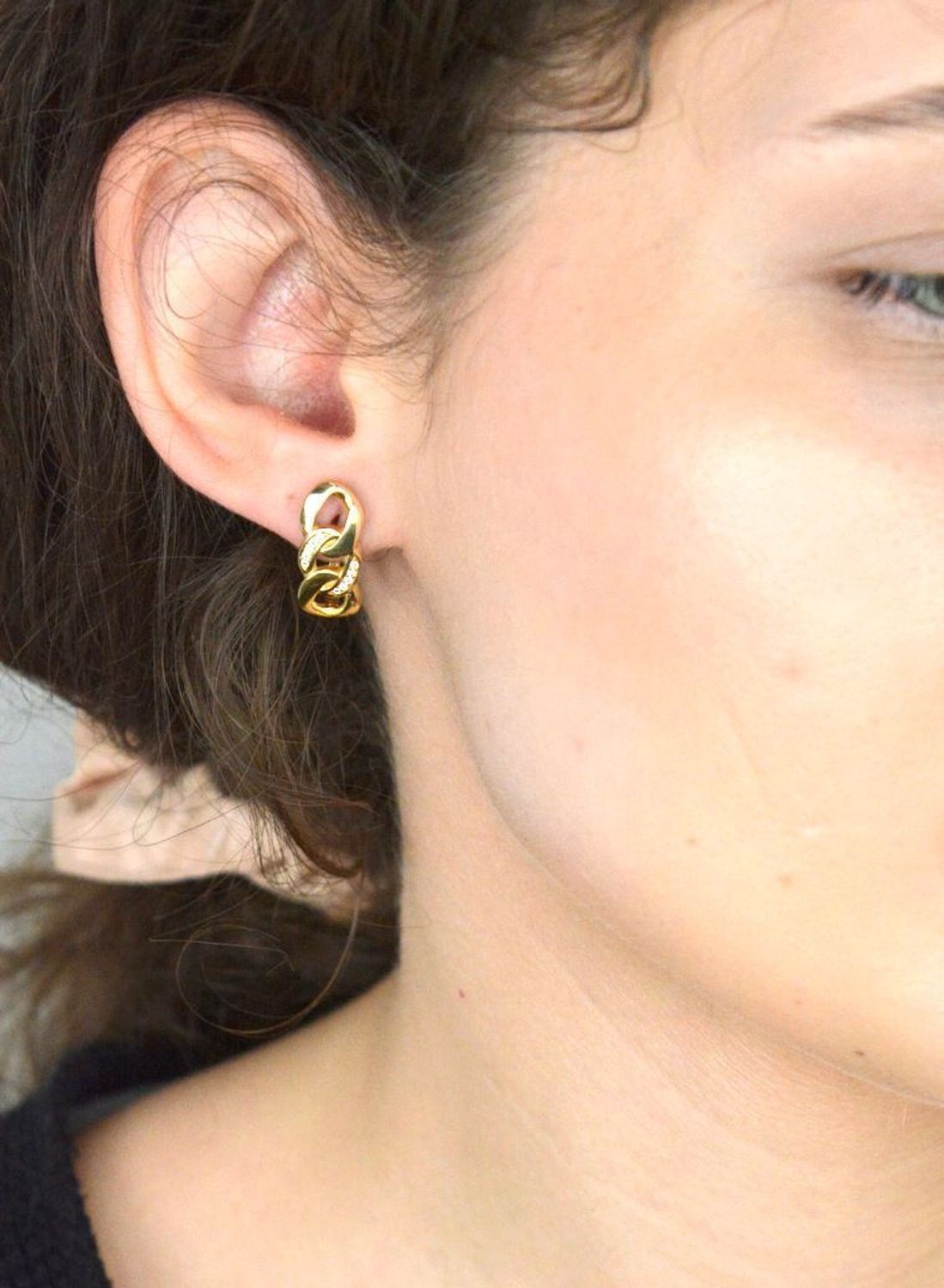 Kolczyki złote wzór pancerka z cyrkonią pr 585, DIA-KLC-11111-585 Te eleganckie kolczyki złote w klasycznym wzorze pancerki z subtelną cyrkonią to połączenie tradycji z nowoczesnym blaskiem.1.jpg