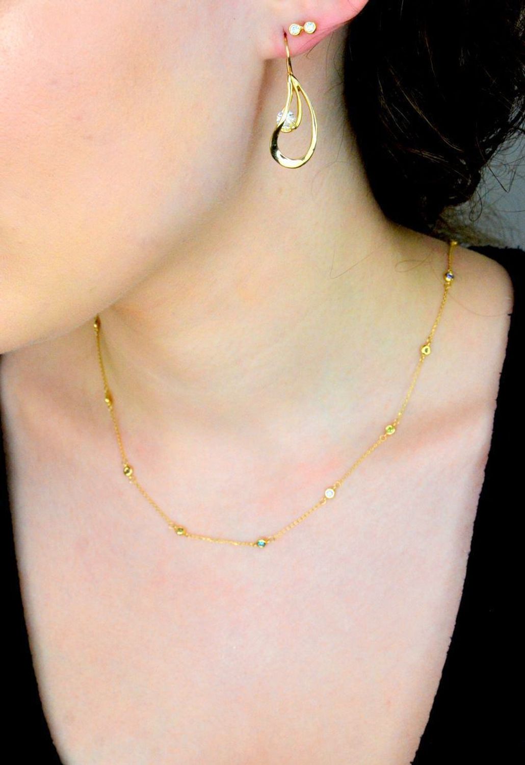 Kolczyki złote łezki wiszące z cyrkonią 585, DIA-KLC-11113-585.  Złote kolczyki zostały wykonane z wysokiej jakości złota próby 585. Złote kolczyki w formie łezki, ozdobione białą 1.jpg