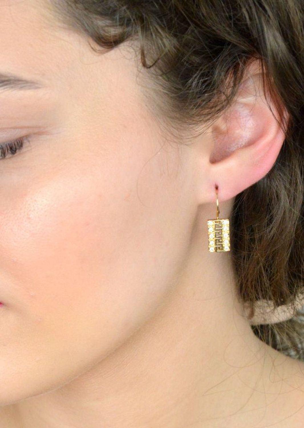 Kolczyki złote wiszące z drogą grecką i cyrkoniami pr 585, DIA-KLC-11121-585 e wyjątkowe kolczyki złote łączą w sobie klasyczny design z eleganckim, nowoczesnym akcentem.1.jpg