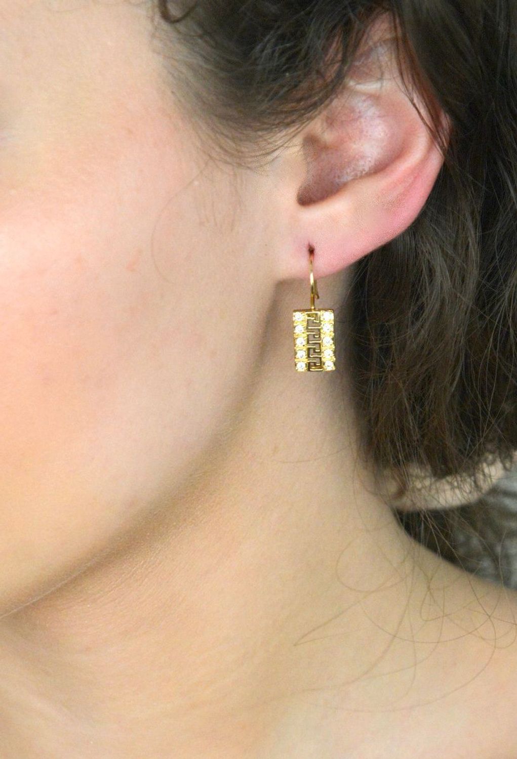 Kolczyki złote wiszące z drogą grecką i cyrkoniami pr 585, DIA-KLC-11121-585 e wyjątkowe kolczyki złote łączą w sobie klasyczny design z eleganckim, nowoczesnym akcentem.1.jpg